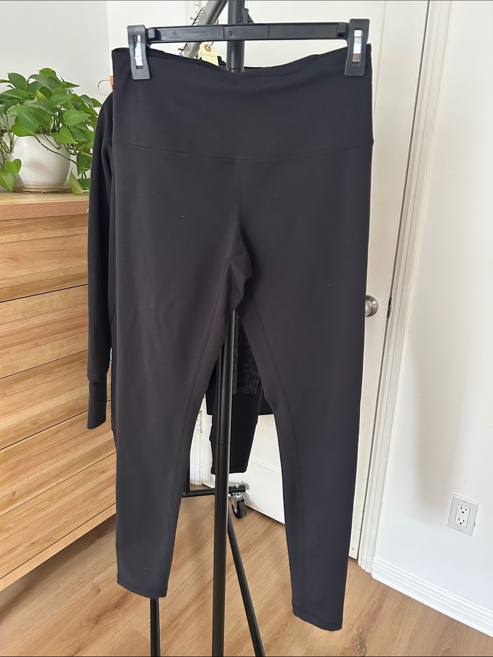 Zella Full Length Leggings. Size medium. 28” inseam. Black. Clean